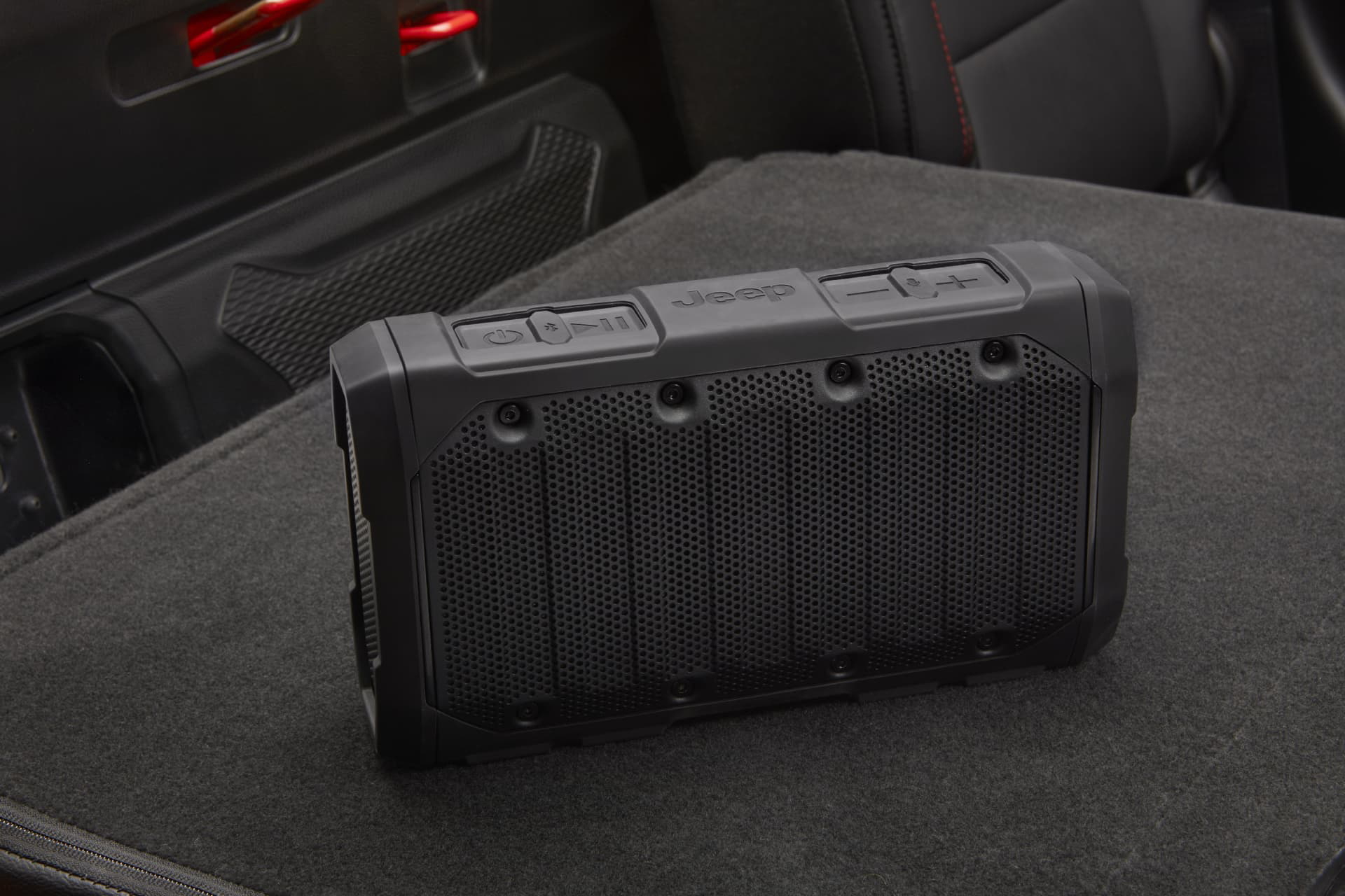 Imagen de una caja de herramientas robusta situada en la zona de carga del Jeep Gladiator.