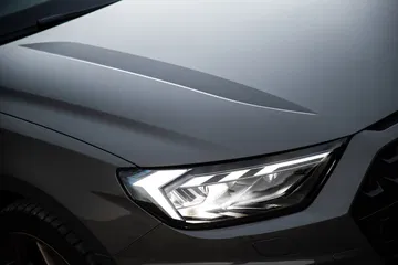 Vista cercana del faro del Audi A1, mostrando el diseño y la tecnología LED.