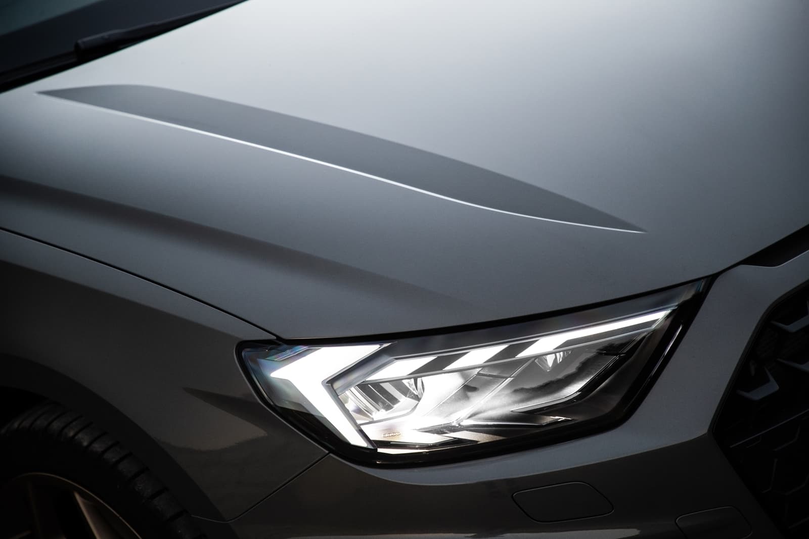 Vista cercana del faro del Audi A1, mostrando el diseño y la tecnología LED.