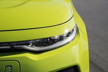 Primer plano del faro delantero del Kia e-Soul, destacando su diseño moderno.