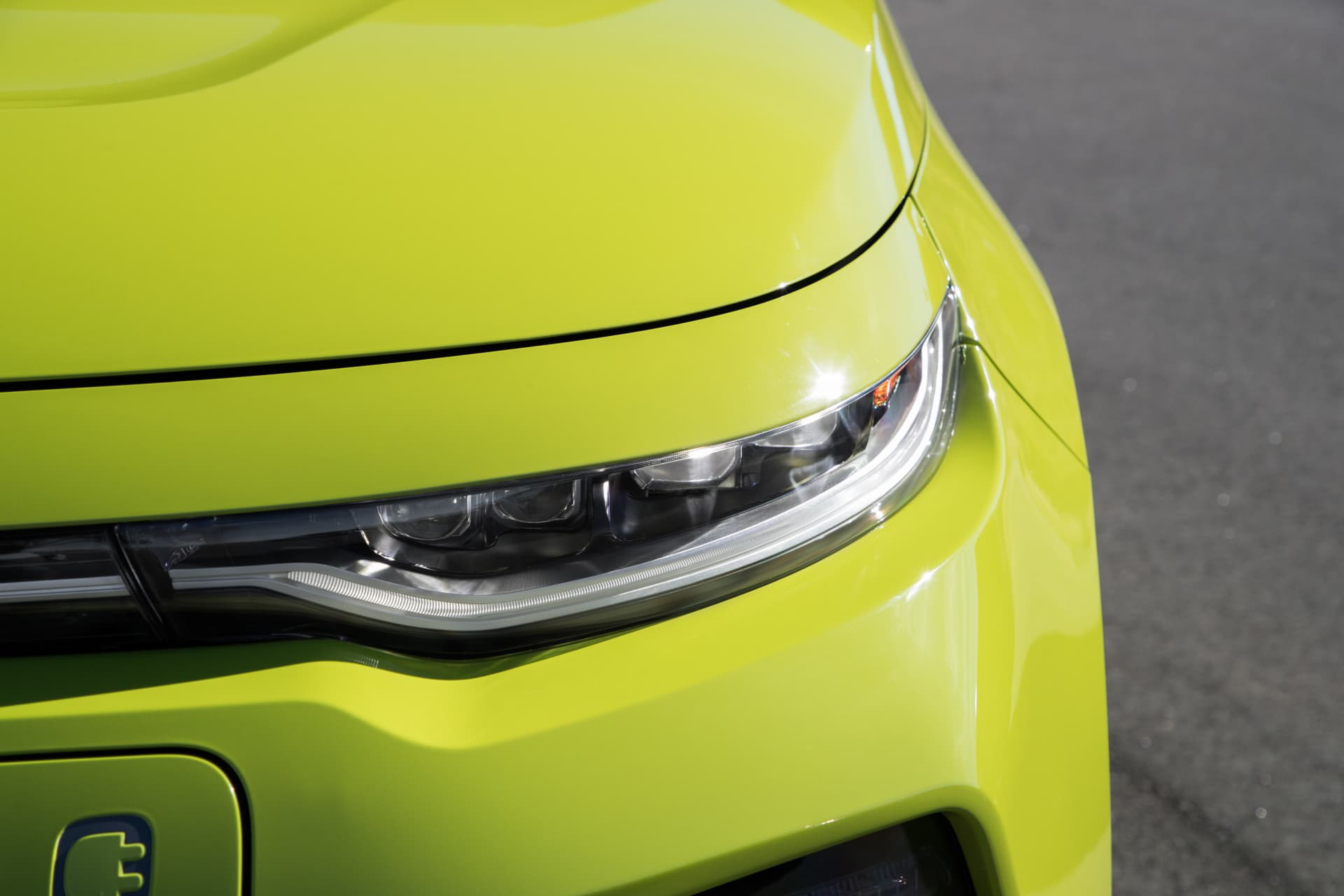 Primer plano del faro delantero del Kia e-Soul, destacando su diseño moderno.