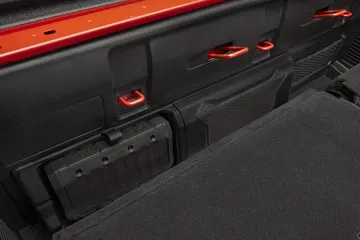 Acabados interiores del Jeep Gladiator con detalles rojos distintivos.