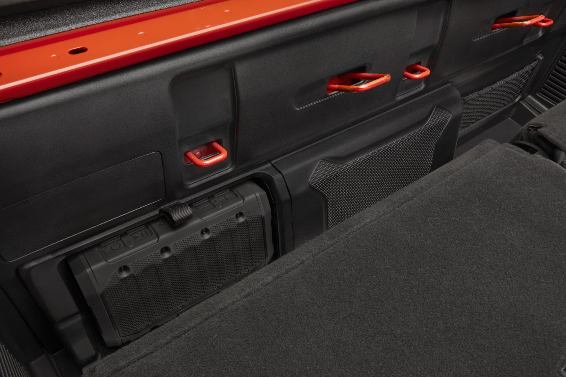 Acabados interiores del Jeep Gladiator con detalles rojos distintivos.