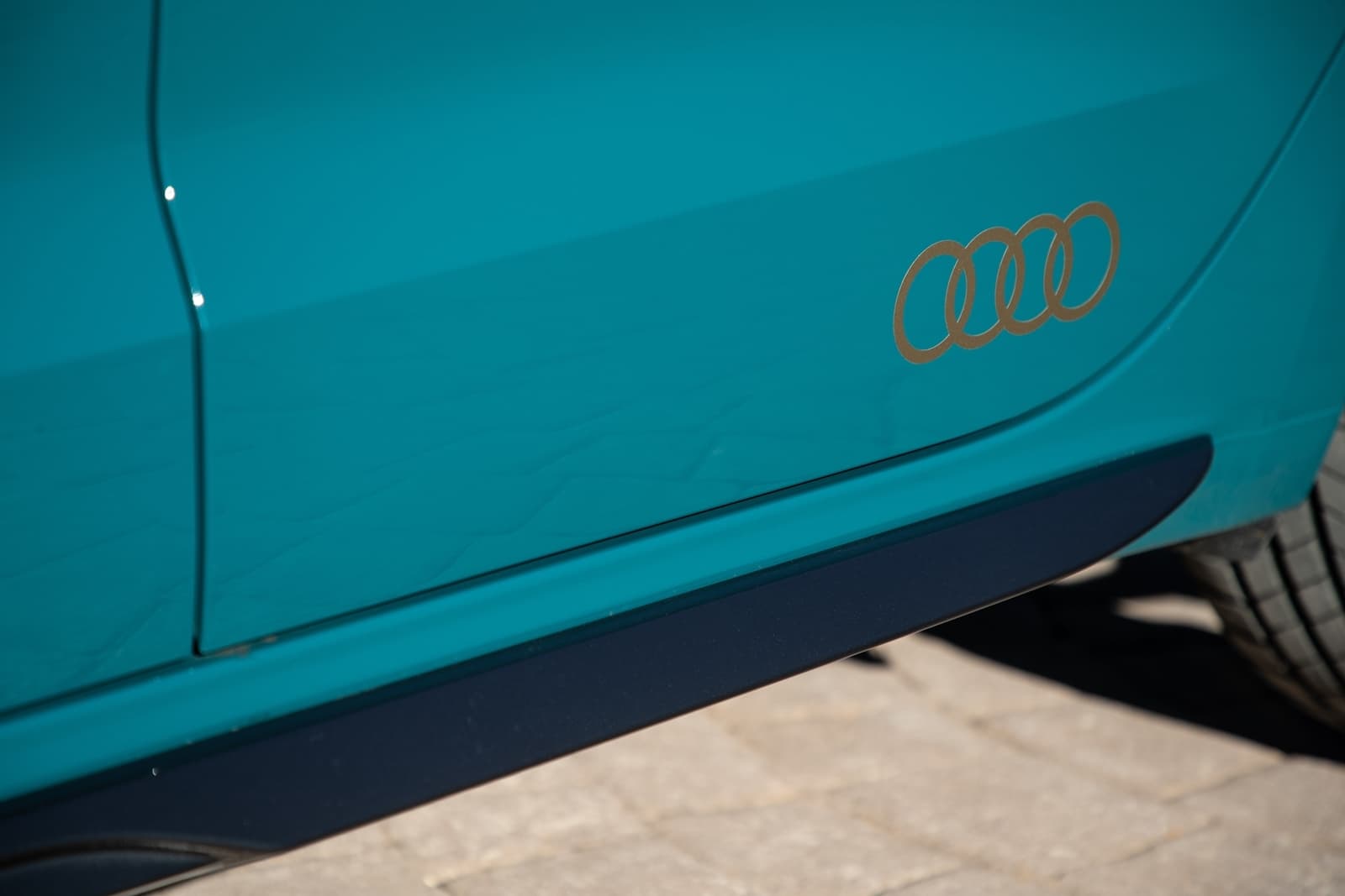 Vista cercana del detalle lateral del Audi A1, mostrando la insignia.