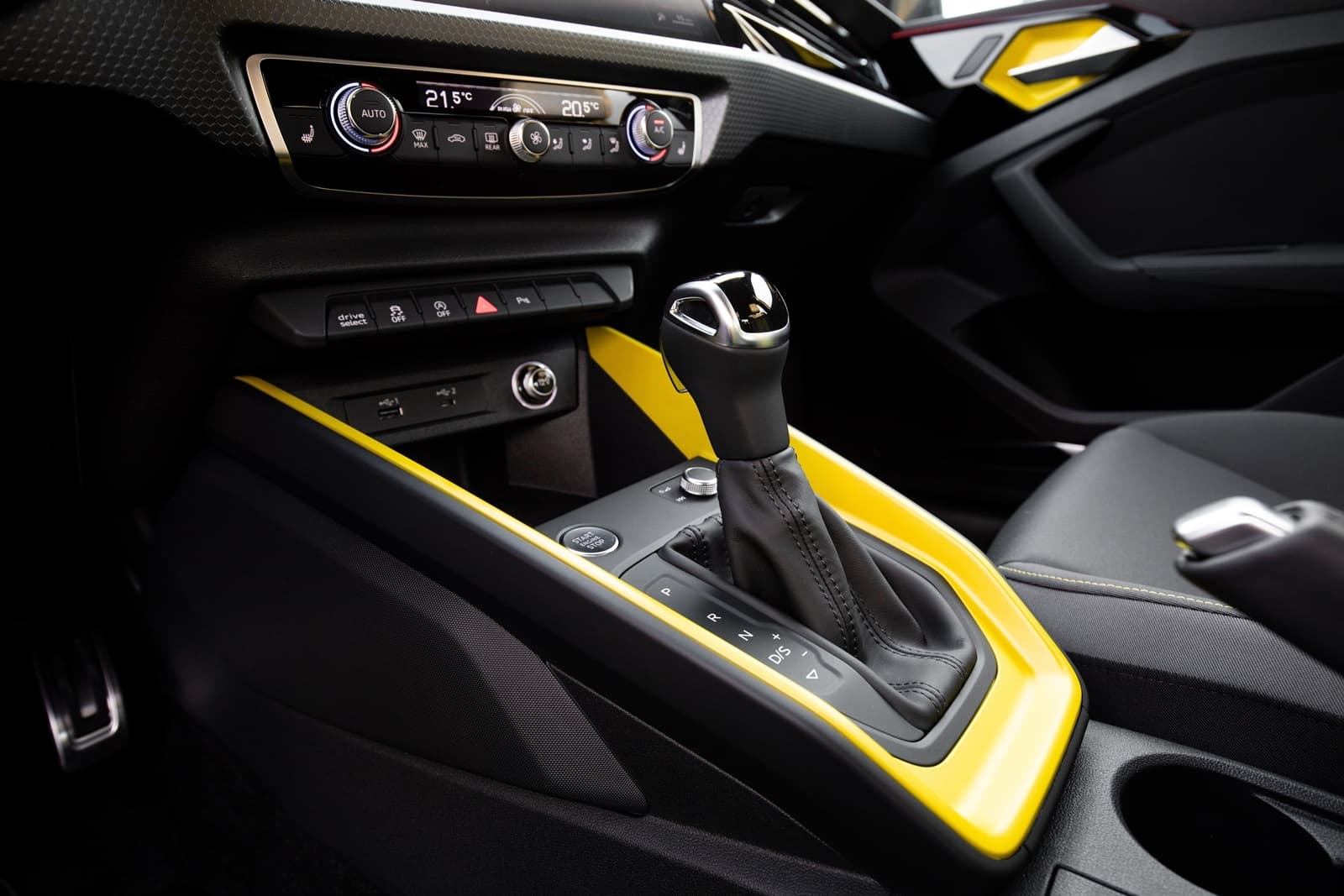 Vista del sistema de cambio manual del Audi A1 con detalles en amarillo
