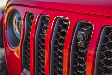 Parrilla icónica Jeep Gladiator, simboliza robustez y aventura.