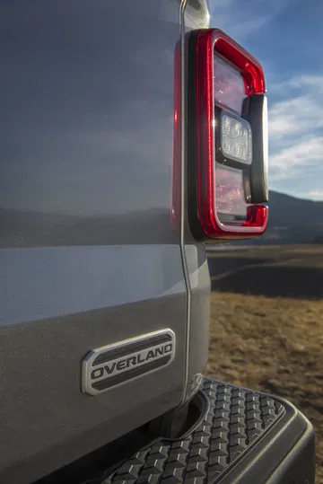 Primer plano del piloto trasero del Jeep Gladiator que resalta su diseño y calidad.