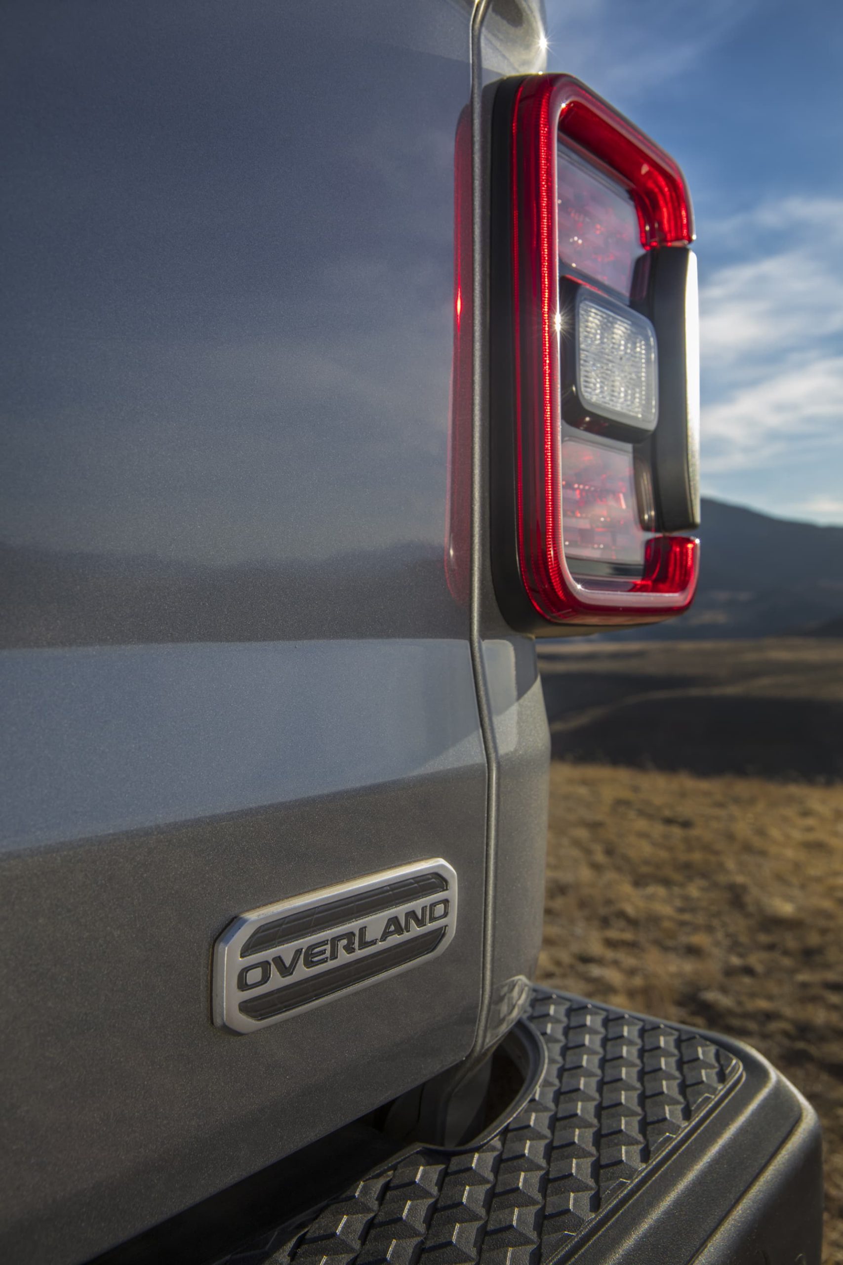 Primer plano del piloto trasero del Jeep Gladiator que resalta su diseño y calidad.