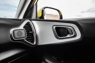 Vista cercana de la manija y detalles de la puerta del Kia e-Soul.