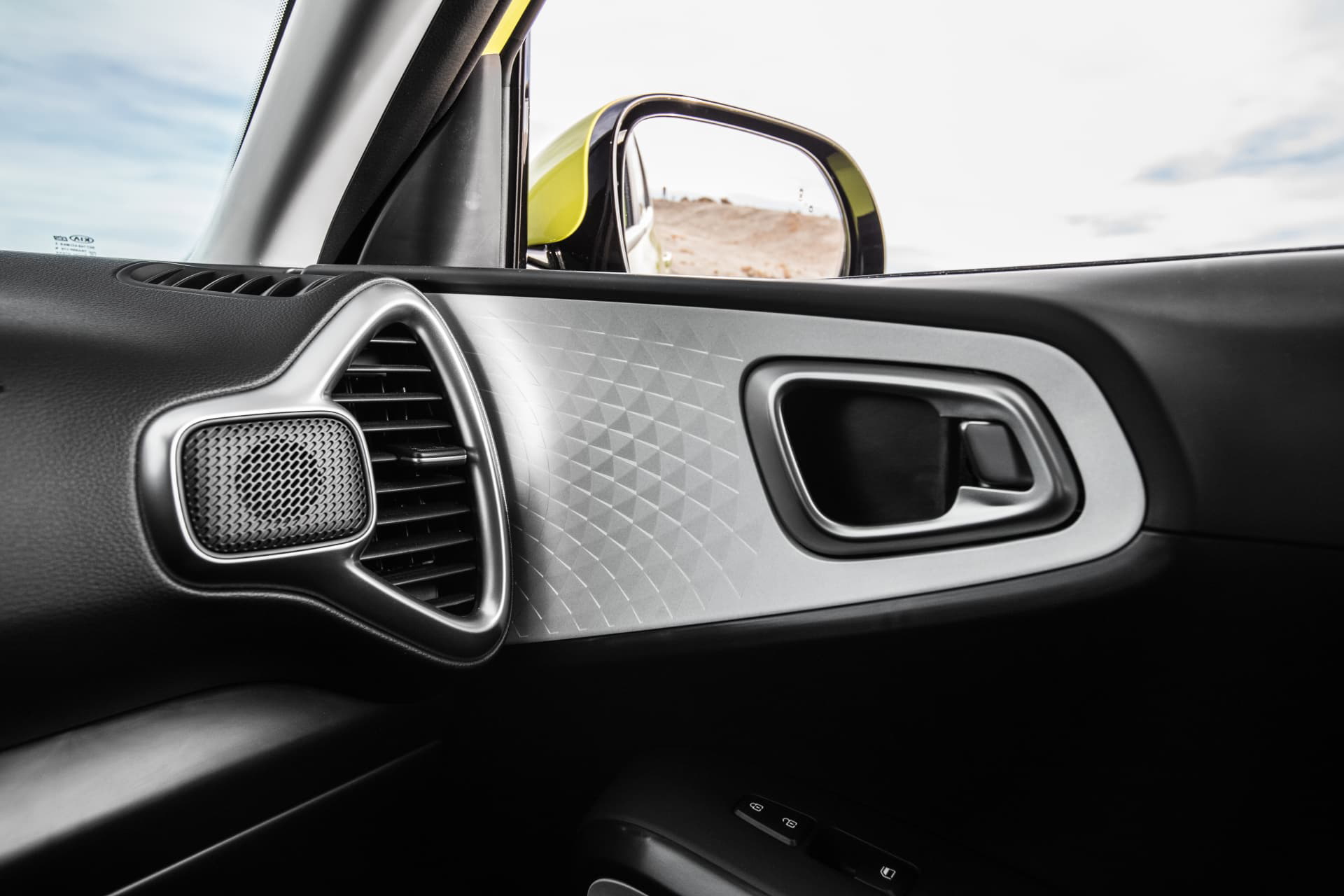 Vista cercana de la manija y detalles de la puerta del Kia e-Soul.