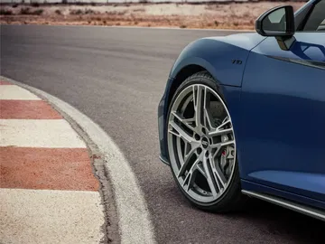 Primer plano de la impecable llanta de aleación del Audi R8.