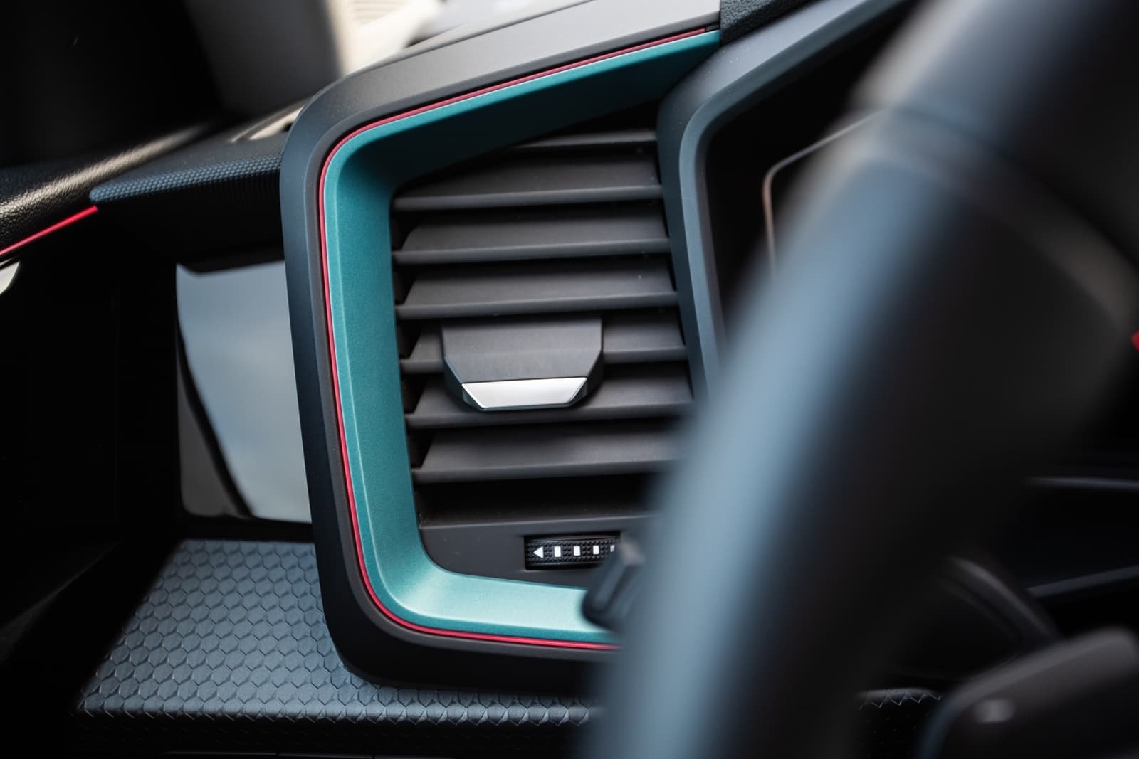 Vista del detalle de la salida de aire del Audi A1 con acabados en contraste.