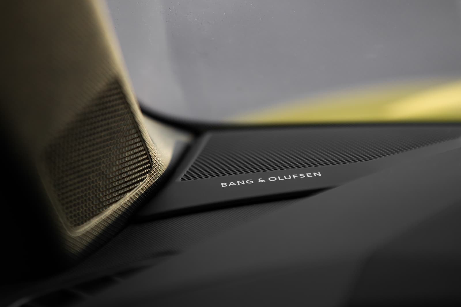 Vista cercana del sistema de audio Bang & Olufsen en el Audi A1.