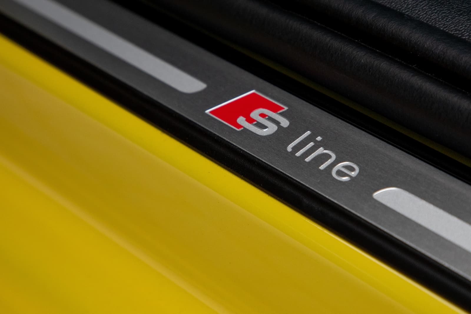 Detalle distintivo S line en el umbral de la puerta del Audi A1.