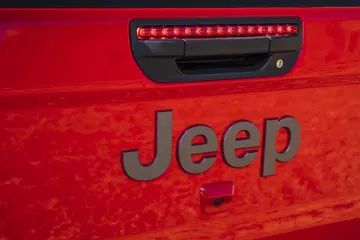 Vista cercana de la insignia y luces LED traseras del Jeep Gladiator.