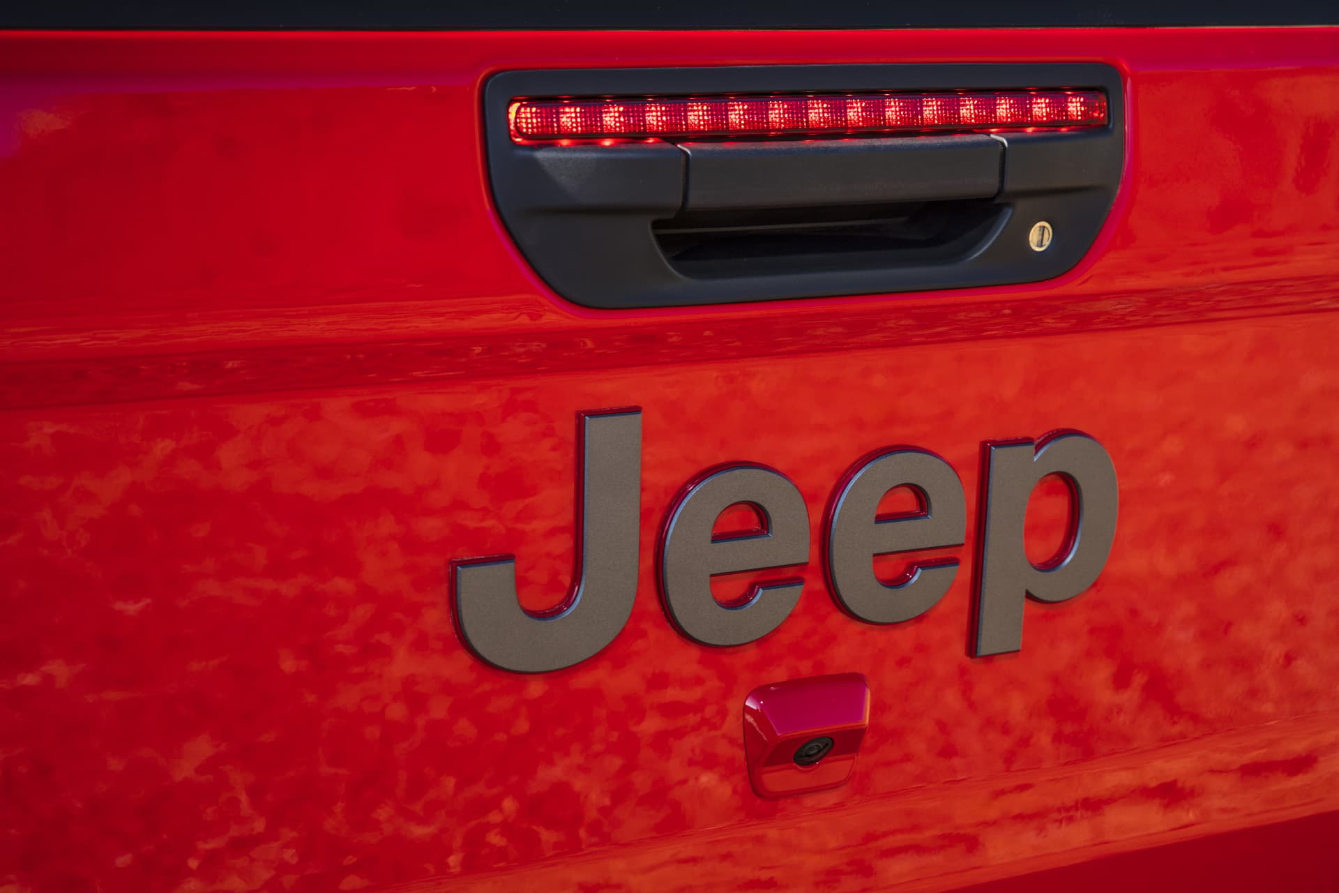 Vista cercana de la insignia y luces LED traseras del Jeep Gladiator.