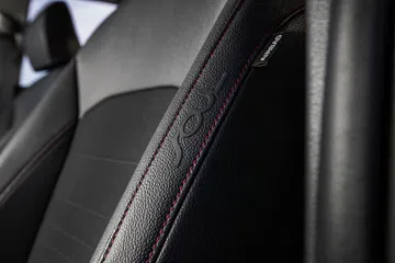 Vista cercana de la textura y costuras de los asientos del Kia e-Soul.