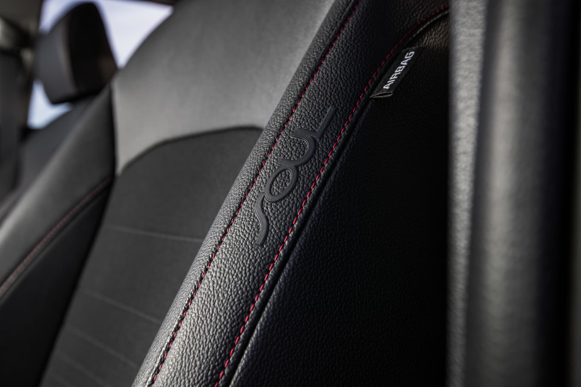 Vista cercana de la textura y costuras de los asientos del Kia e-Soul.