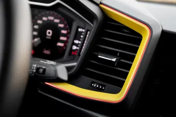 Acercamiento al cuadro de instrumentos del Audi A1, destacando su diseño moderno.