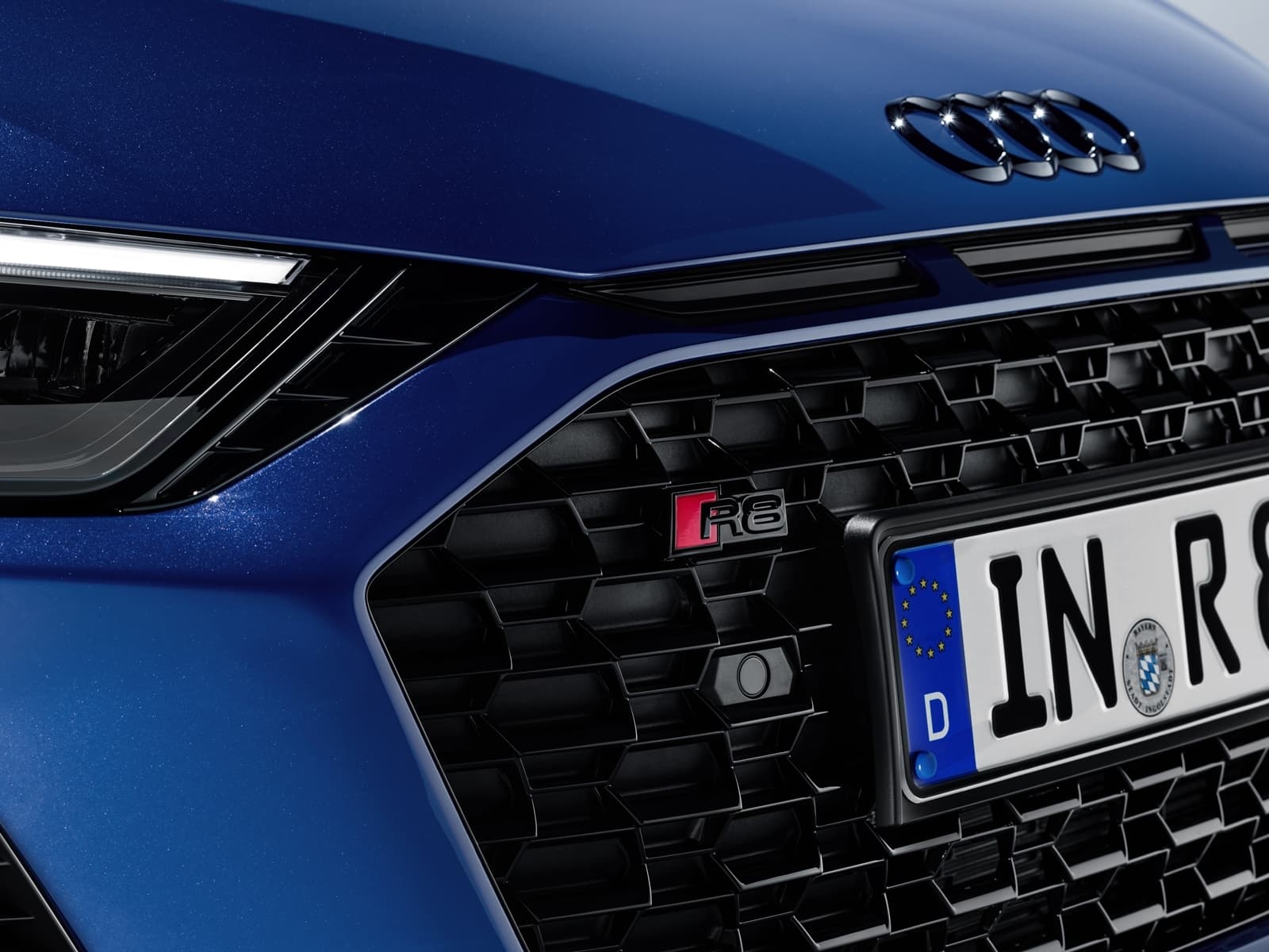 Vista en detalle de la parrilla y faros delanteros del Audi R8.