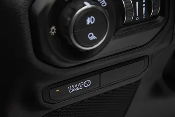 Vista de controles de aire acondicionado y conectividad USB.