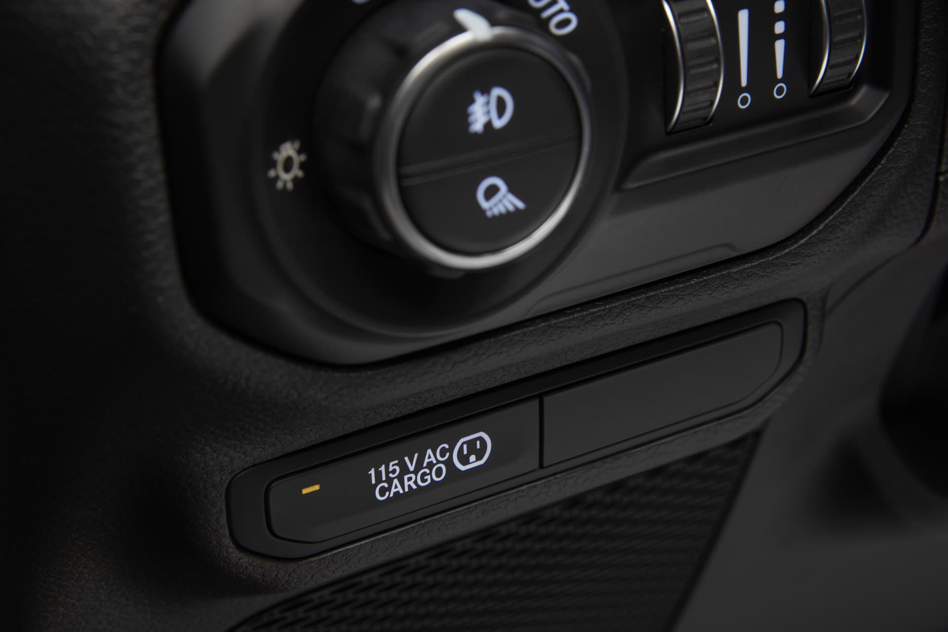 Vista de controles de aire acondicionado y conectividad USB.