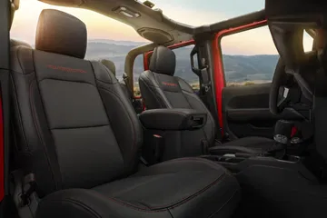 Vista lateral de los asientos y estructura de puerta de un Jeep Gladiator.