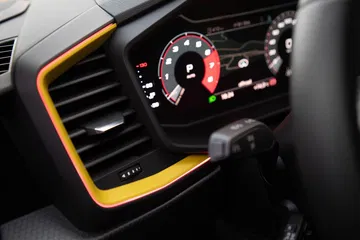 Vista detallada del cuadro de instrumentos del Audi A1, con acabados en color.