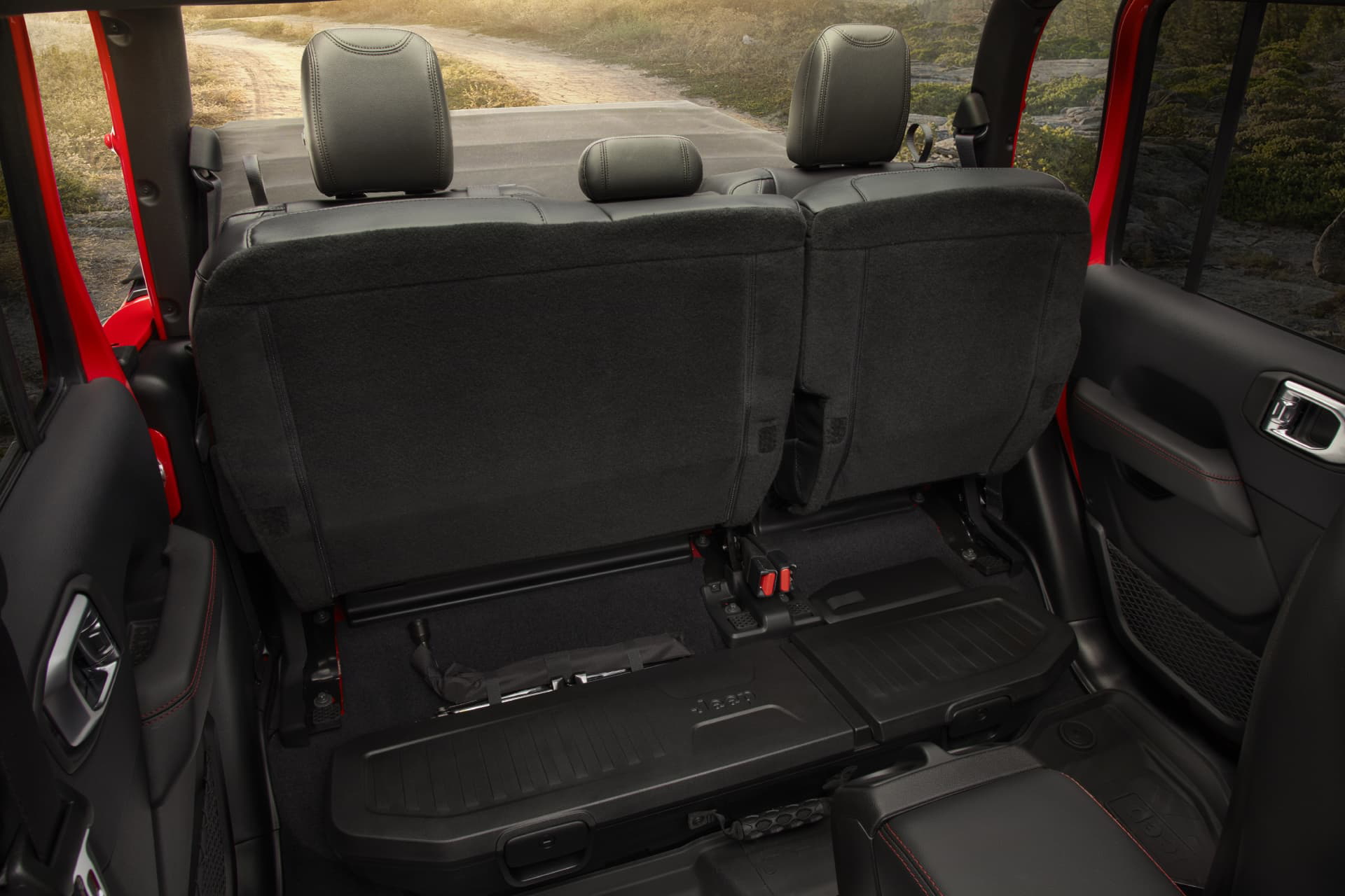 Vista trasera de los asientos plegables del Jeep Gladiator.