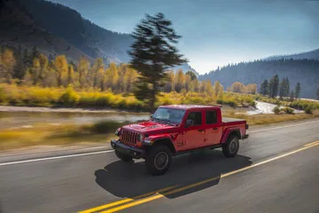 El Jeep Gladiator en movimiento demostrando su capacidad todoterreno.