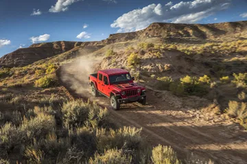 Visión dinámica del Jeep Gladiator superando con solvencia senderos agrestes.