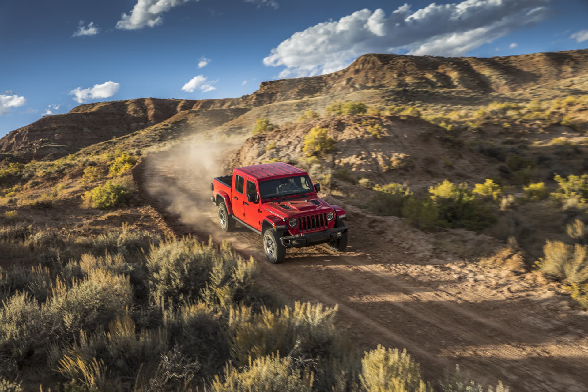 Visión dinámica del Jeep Gladiator superando con solvencia senderos agrestes.