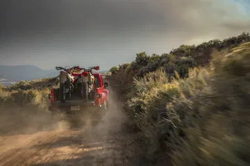 Vista dinámica del Jeep Gladiator dominando terrenos irregulares con destreza.