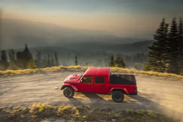 Jeep Gladiator mostrando su capacidad todoterreno en entorno natural.