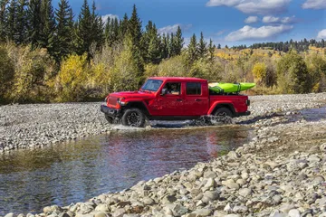 Vista lateral del Jeep Gladiator en un recorrido por terreno pedregoso.