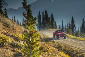 Jeep Gladiator transitando un camino de montaña, destacando su capacidad off-road.