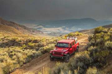 Jeep Gladiator enfrentando terreno montañoso, exhibiendo su capacidad todo terreno.