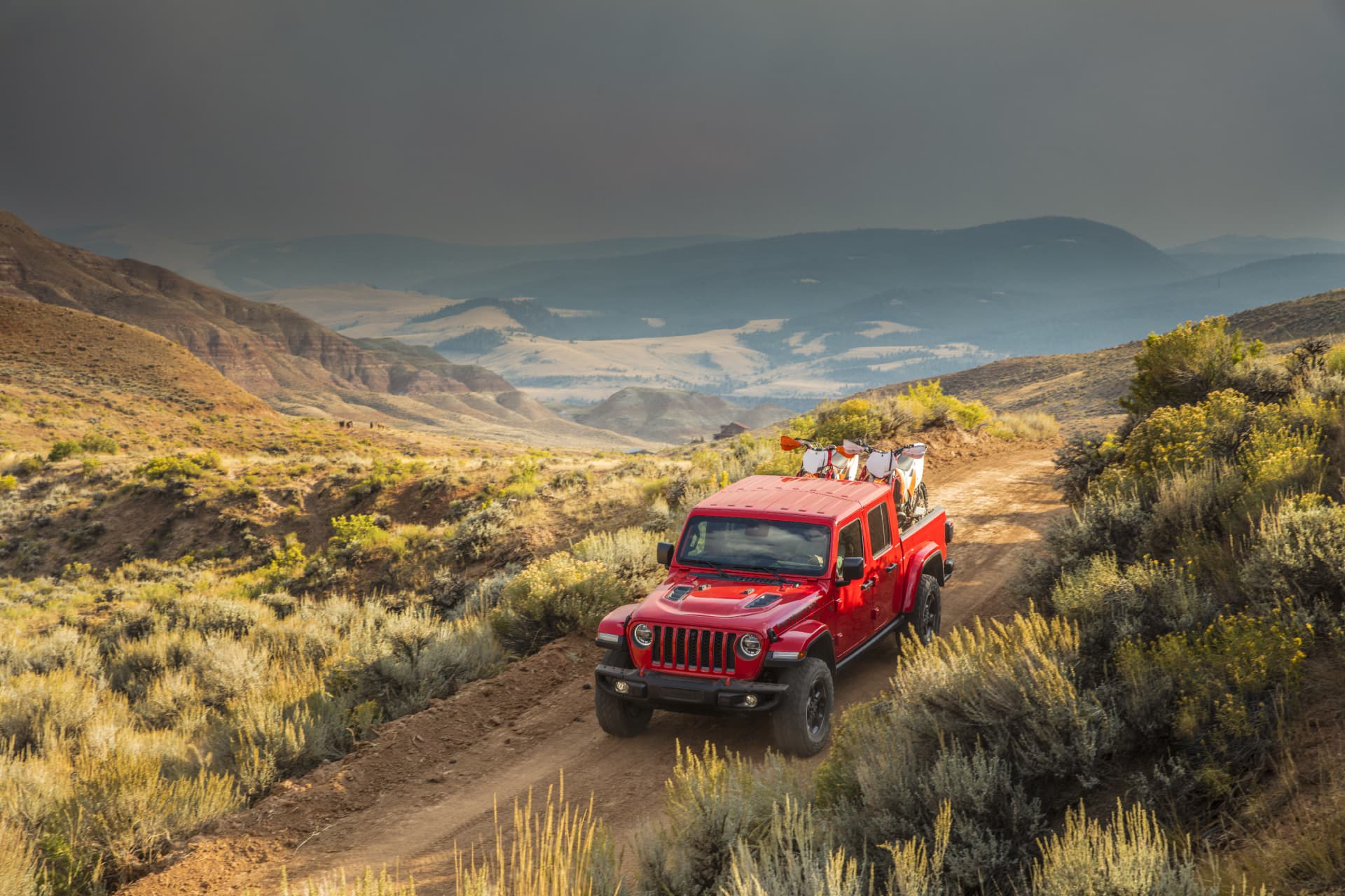 Jeep Gladiator enfrentando terreno montañoso, exhibiendo su capacidad todo terreno.