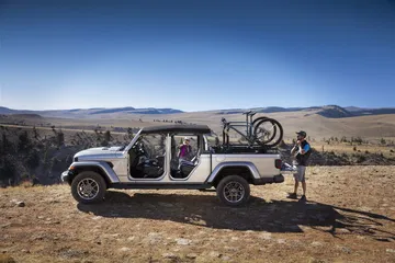 Perfil del Jeep Gladiator en entorno de montaña, destacando su capacidad todoterreno.