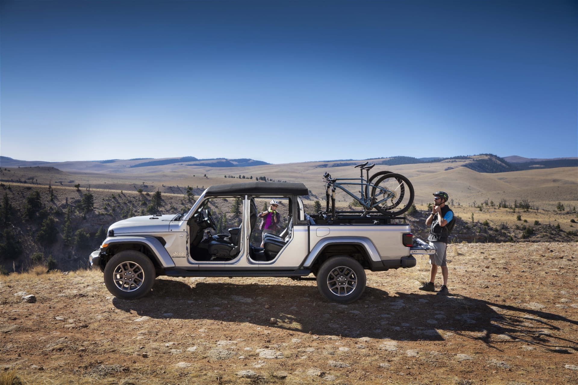 Perfil del Jeep Gladiator en entorno de montaña, destacando su capacidad todoterreno.
