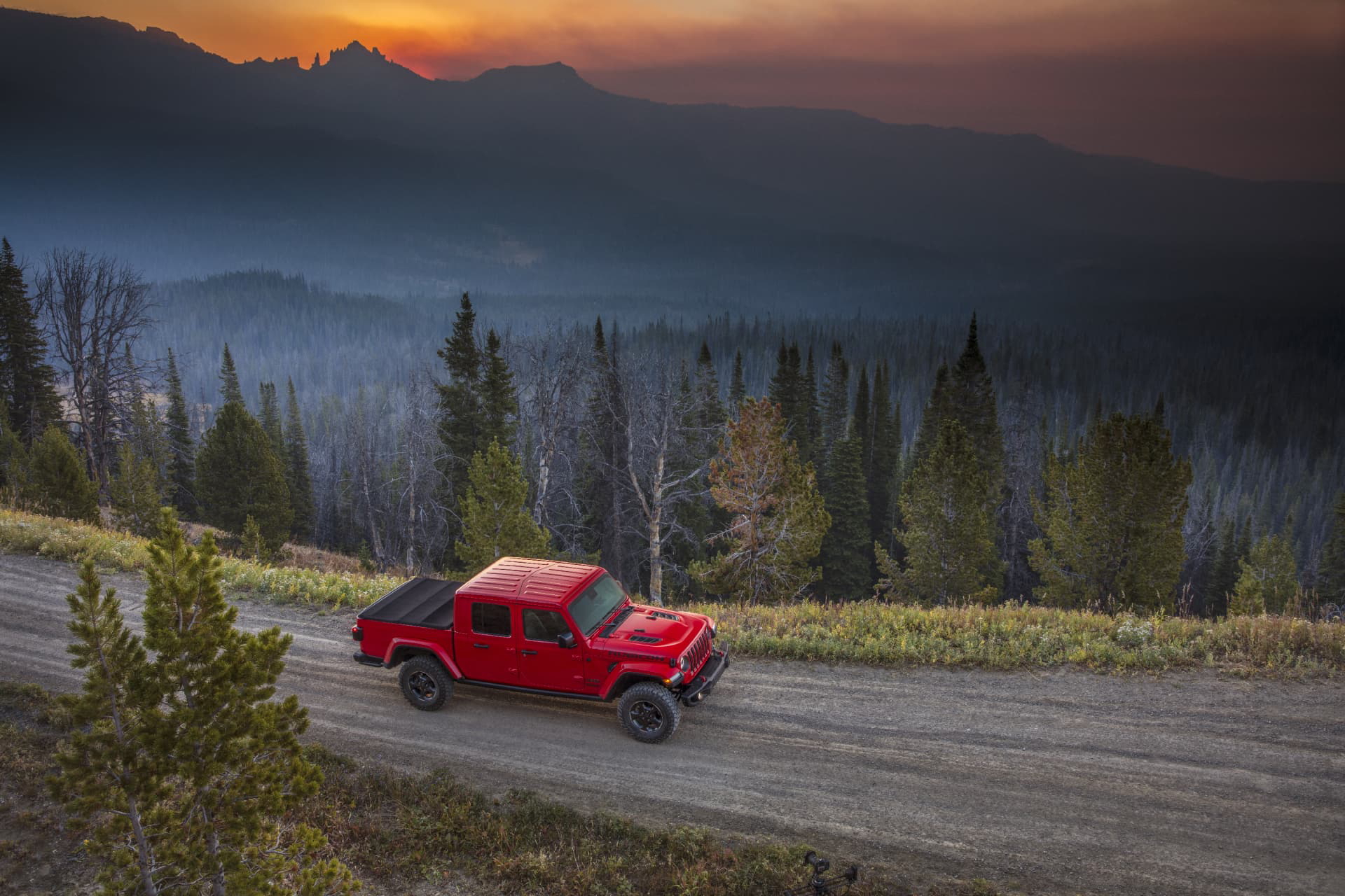 Jeep Gladiator dominando caminos montañosos al atardecer.