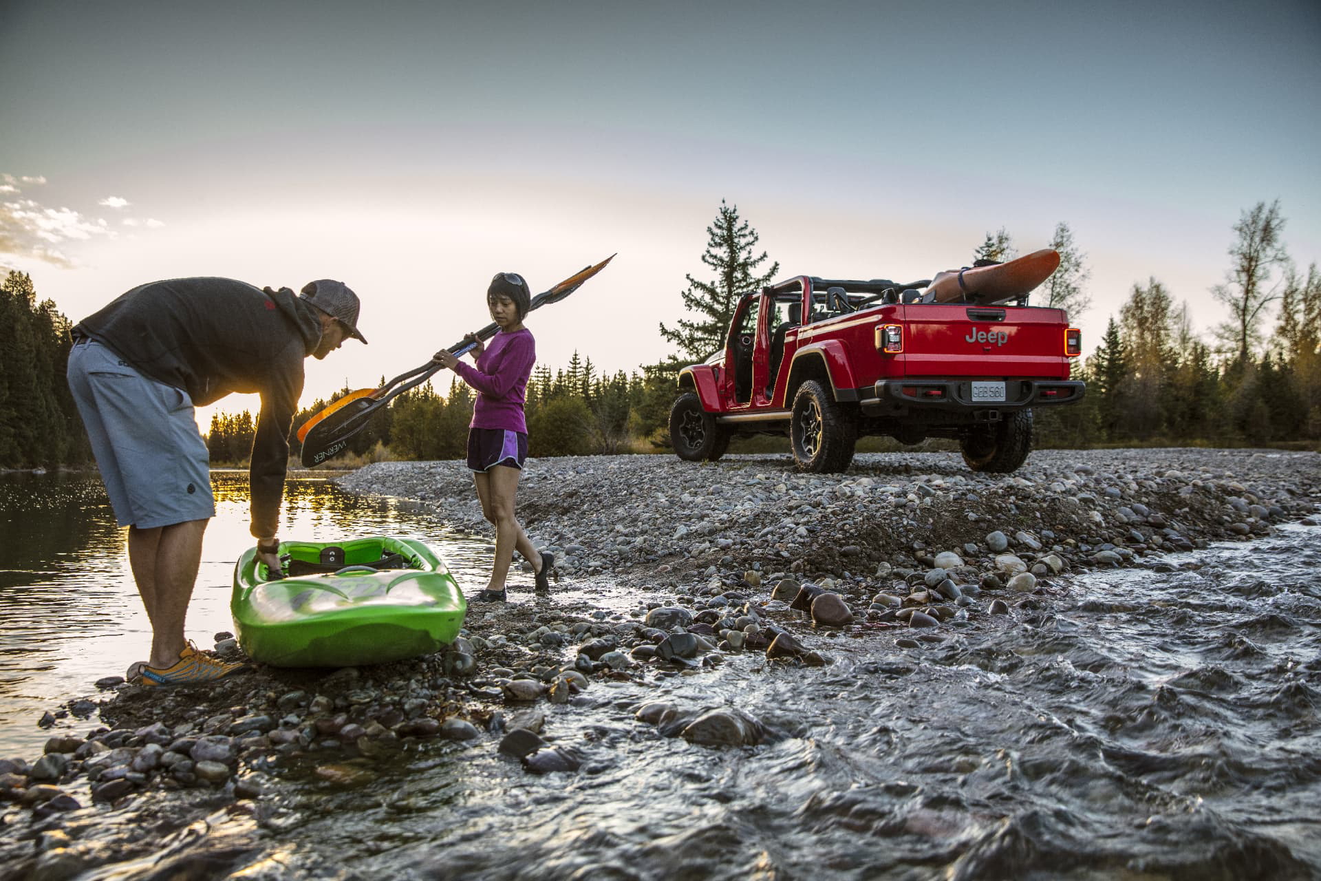 El Jeep Gladiator en un entorno natural demuestra su versatilidad y espacio de carga.