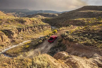 Jeep Gladiator superando terreno montañoso con destreza.