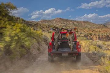 Jeep Gladiator superando caminos difíciles con su potente tracción trasera