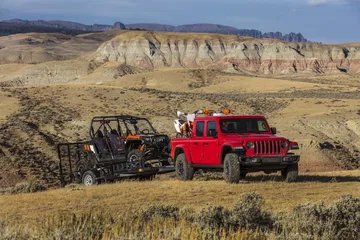 Jeep Gladiator mostrando su capacidad todoterreno en paisaje natural.