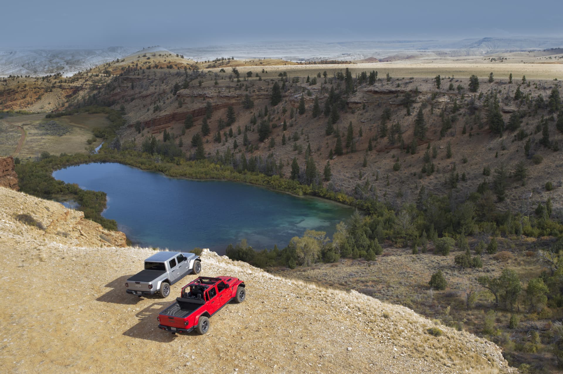 Vista lateral del Jeep Gladiator en un entorno off-road, destacando su capacidad todo terreno.