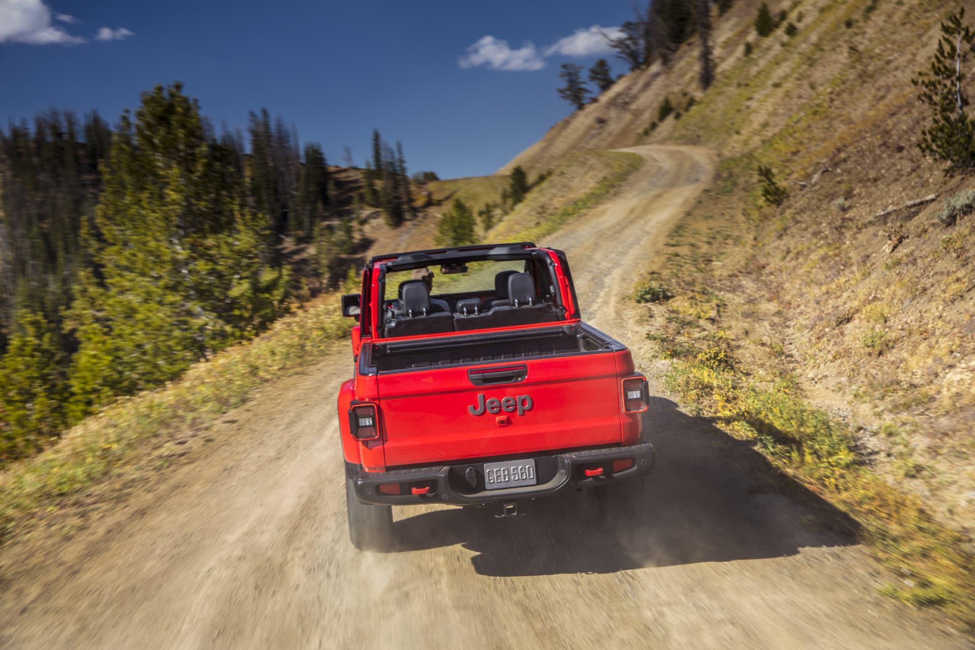 Vista trasera lateral del Jeep Gladiator en un terreno de montaña.