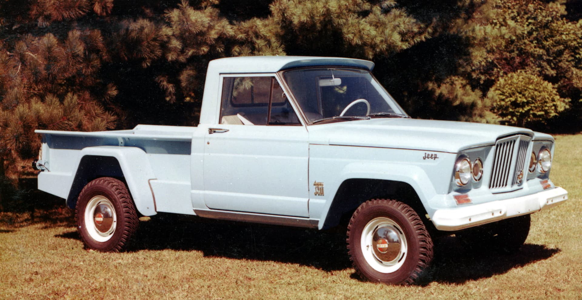Vista lateral de un Jeep Gladiator clásico en color azul.