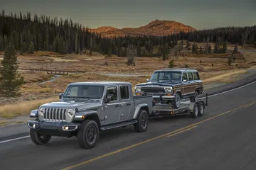Vista dinámica del Jeep Gladiator liderando una caravana en carretera.