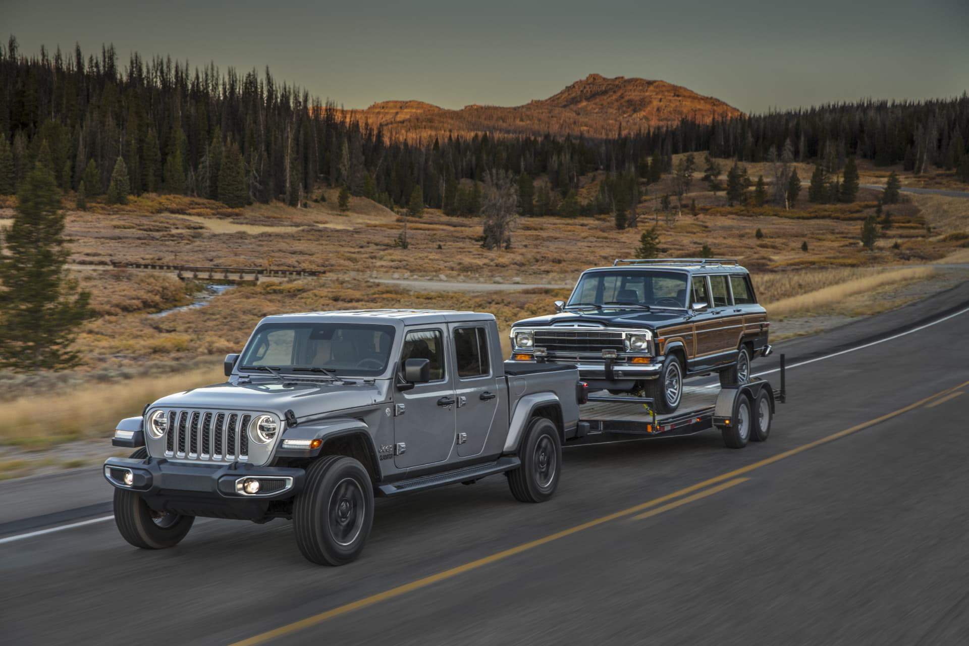 Vista dinámica del Jeep Gladiator liderando una caravana en carretera.